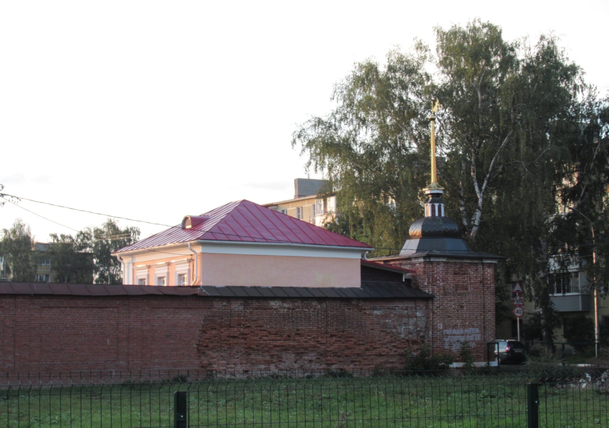 Казанский Явленный женский монастырь в Рязани: монастырская стена и башня
