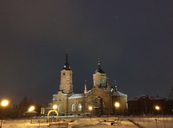 Кафедральный собор святого Александра Невского в Кургане зимней ночью