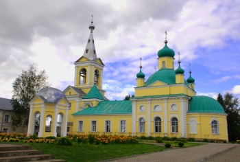 Введено-Оятский женский монастырь на берегу реки Оять