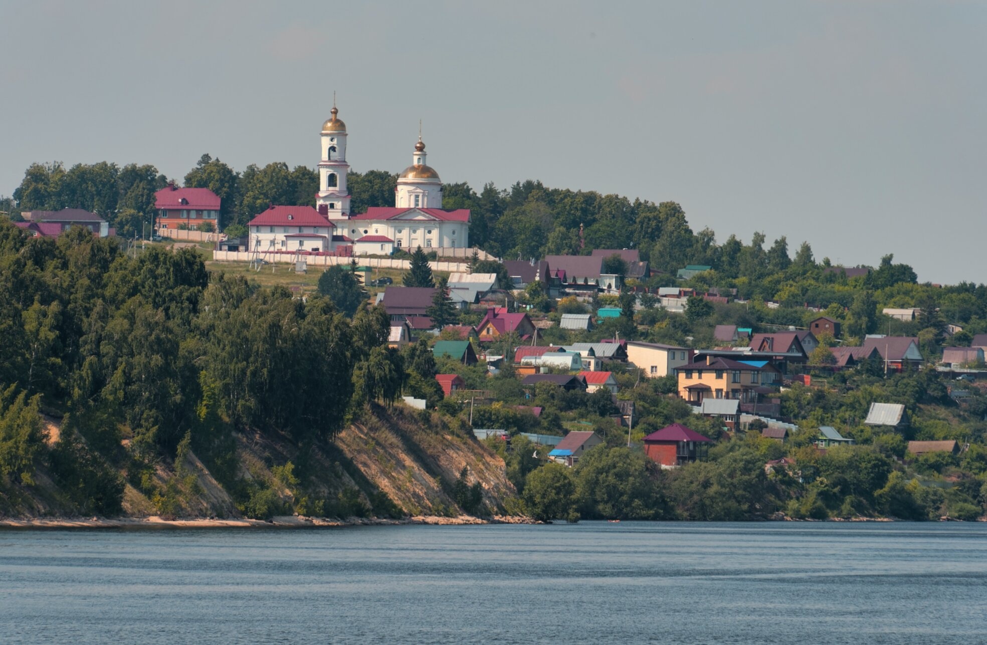 Панорама села Ключищи с Церковью Рождества Иоанна Предтечи на Волге