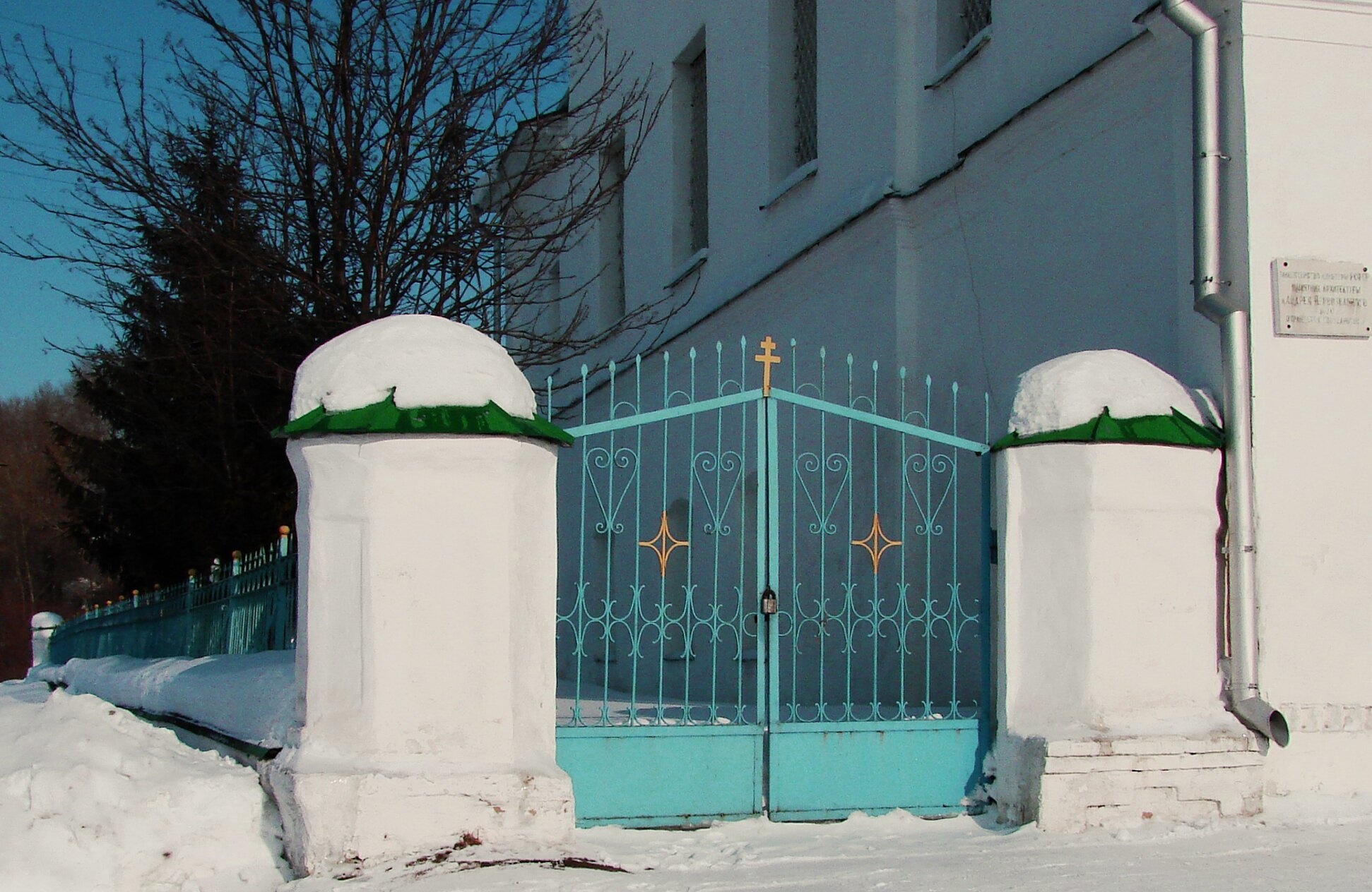 Церковная ограда Храма Андрея Первозванного во Фрязиново в зимний период