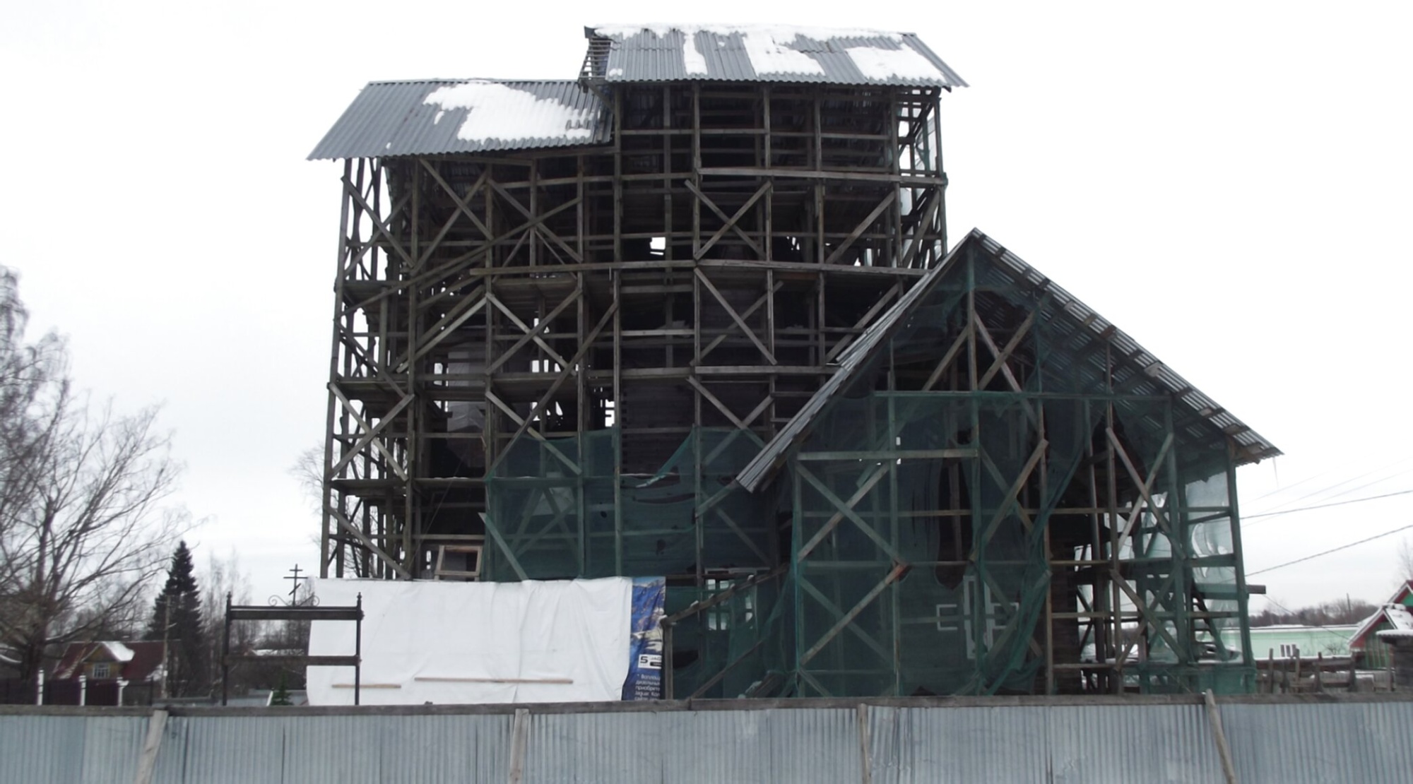 Строящаяся деревянная церковь в деревне Пеники