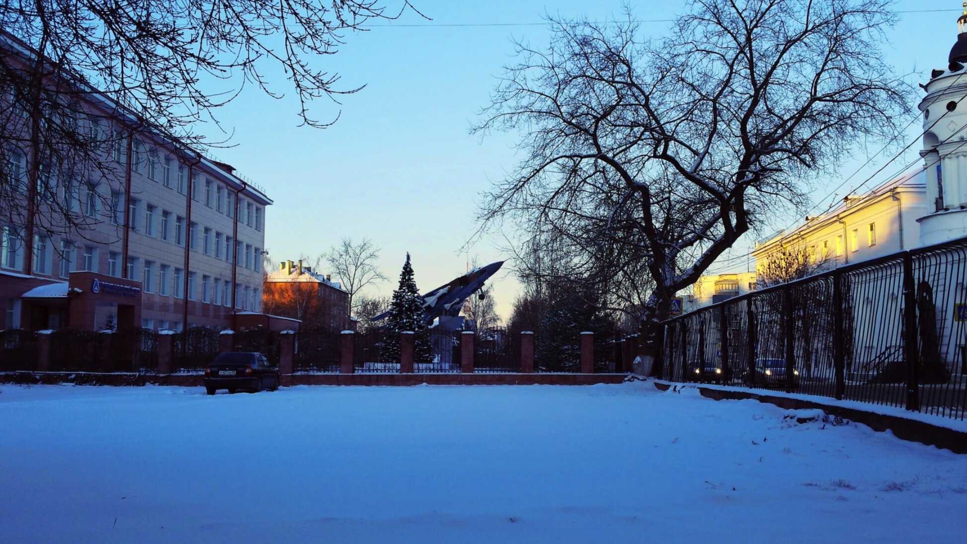 Храм Всех Скорбящих Радость и памятник Марине Расковой в зимнем Твере