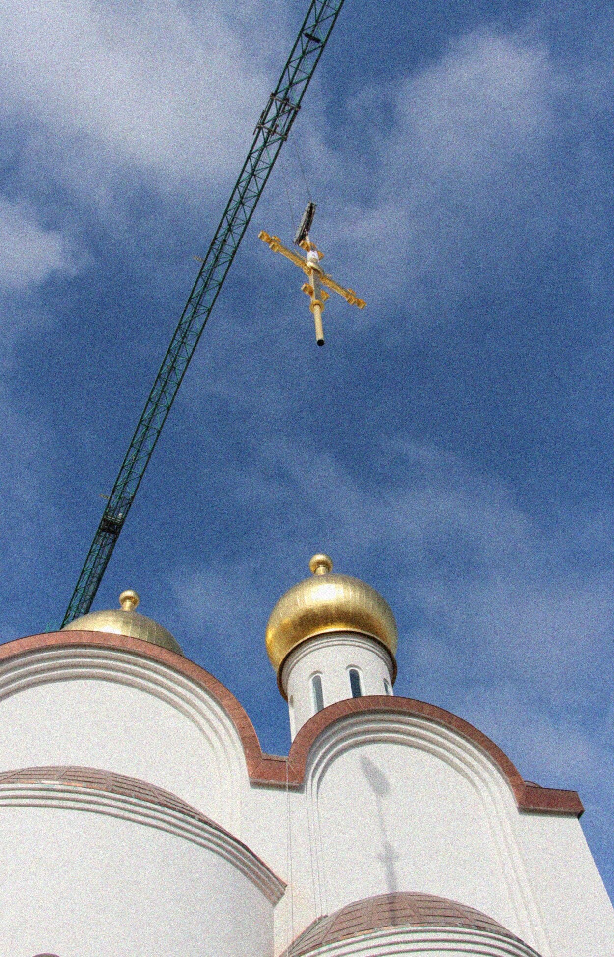Установка креста на купол храма Святой Марии Магдалины в Мадриде