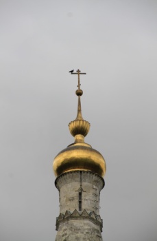 Золотой купол и крест Храма Преображения Господня в селе Остров