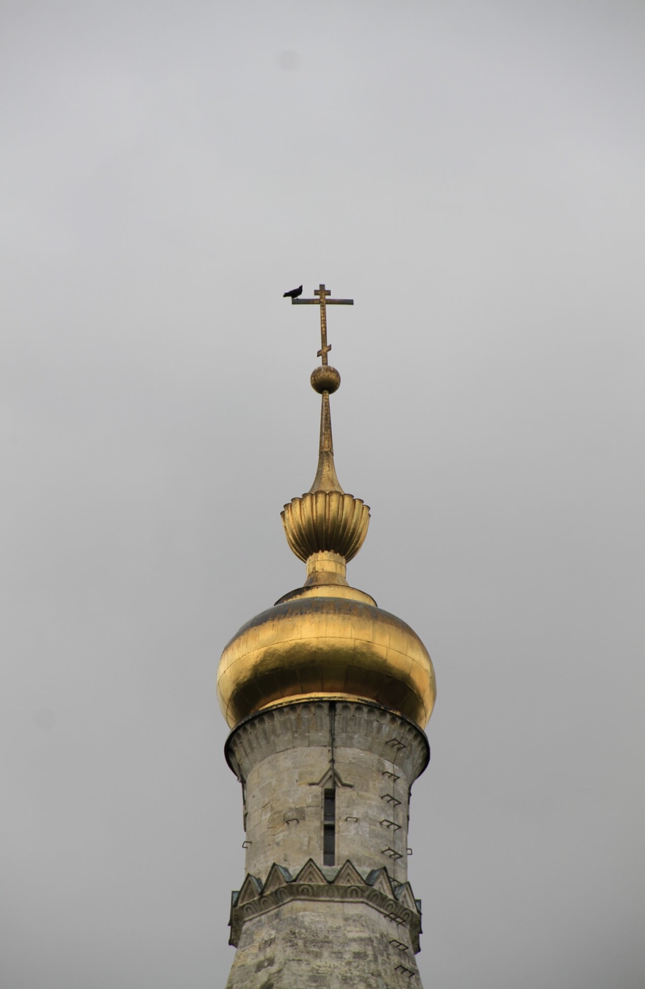 Золотой купол и крест Храма Преображения Господня в селе Остров