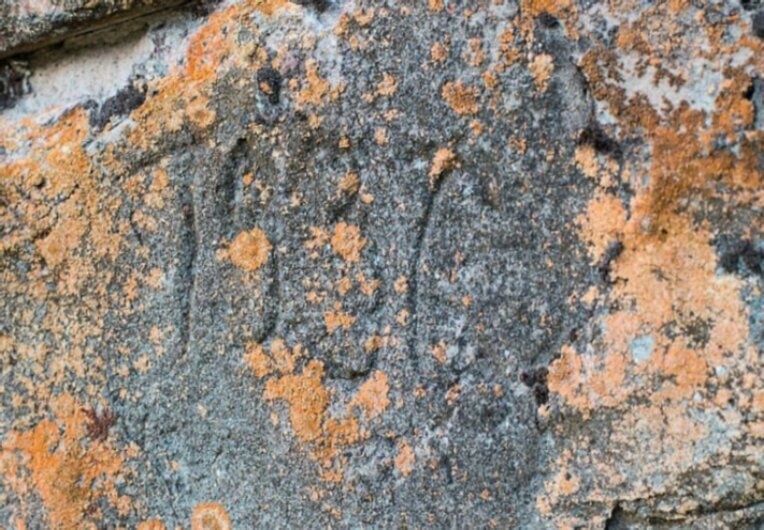 Каменная кладка Церкви Успения Пресвятой Богородицы в Ручице с датой 1806 года