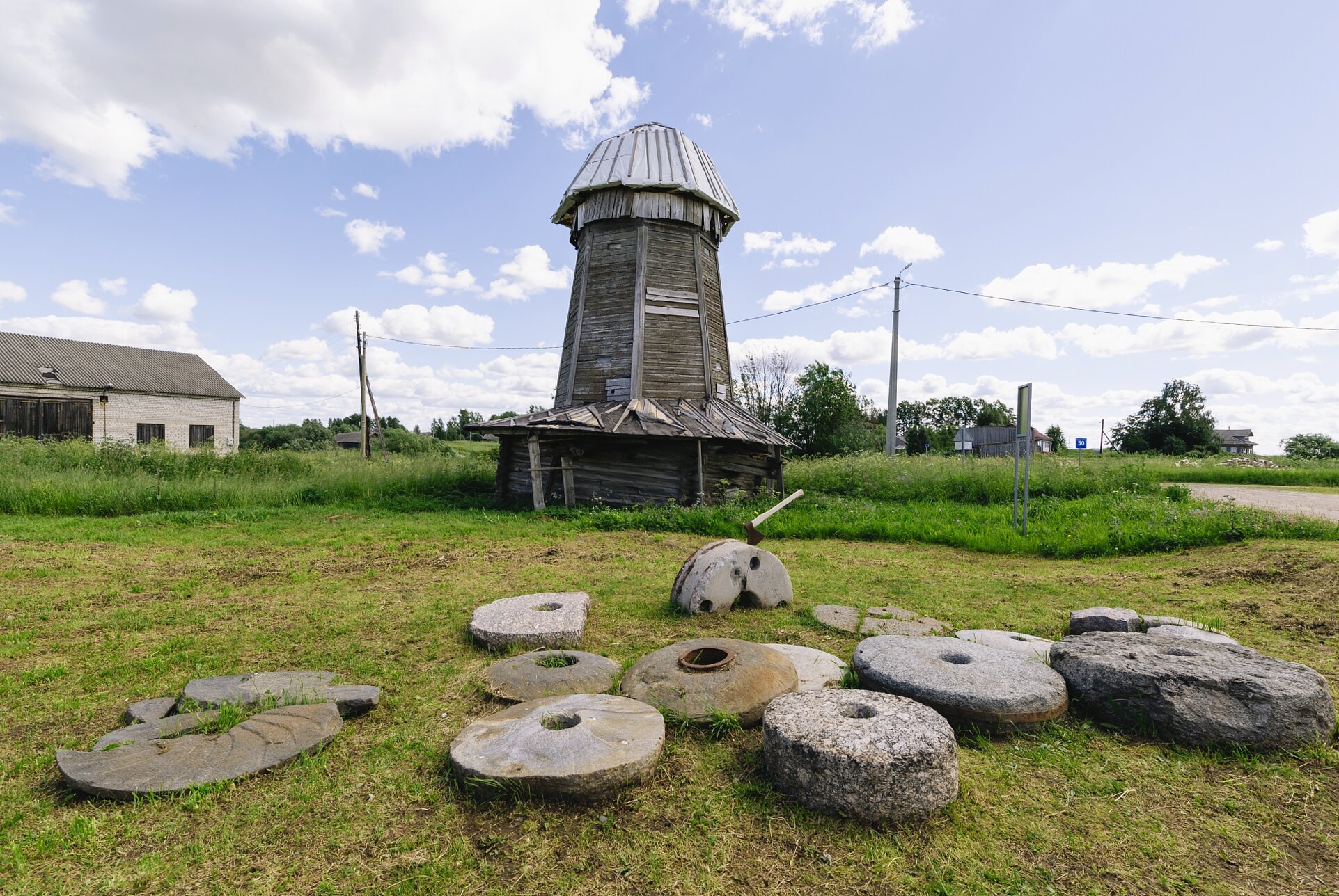 Деревянная ветряная мельница-столбовка в селе Ломоносово