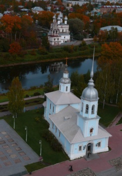 Церковь Александра Невского в Вологде: осенний вид с реки