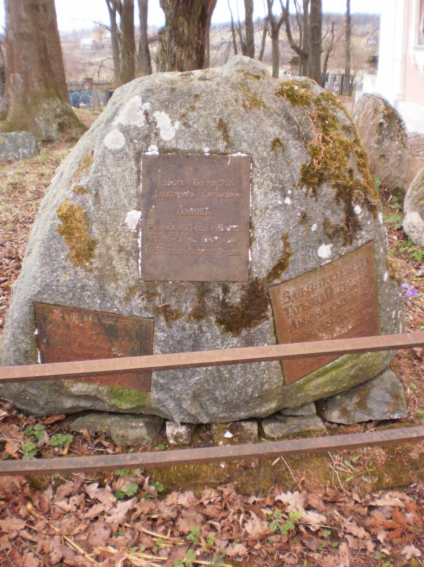 Мемориальный камень Воскресенской церкви в Прутне