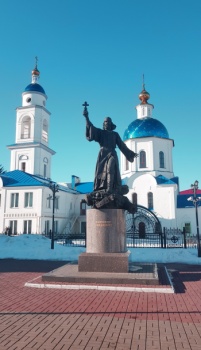 Памятник полковому священнику и Казанская церковь в Малоярославце