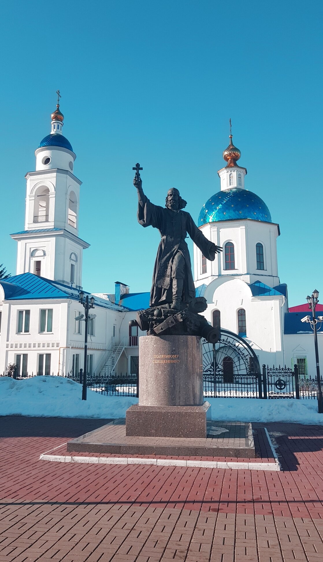 Памятник полковому священнику и Казанская церковь в Малоярославце