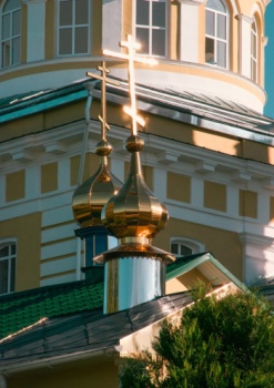 Золотые купола Церкви Николая Чудотворца в Белом