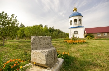 Мемориальный камень в честь взятия Парижа у Церкви Воскресения Словущего в Ретяжах