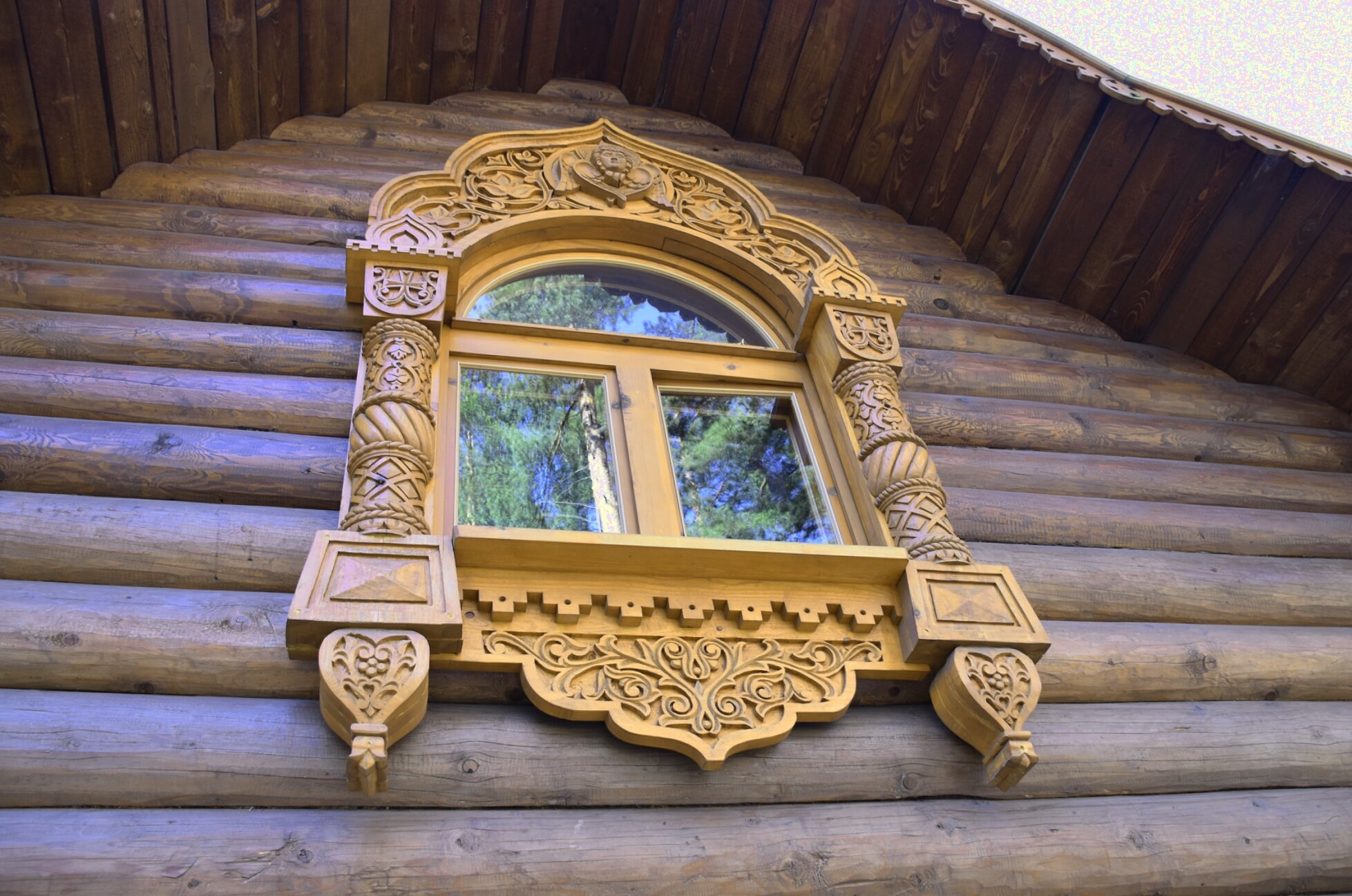 Резные наличники храма Коневецкой иконы Божией Матери в посёлке Сапёрное