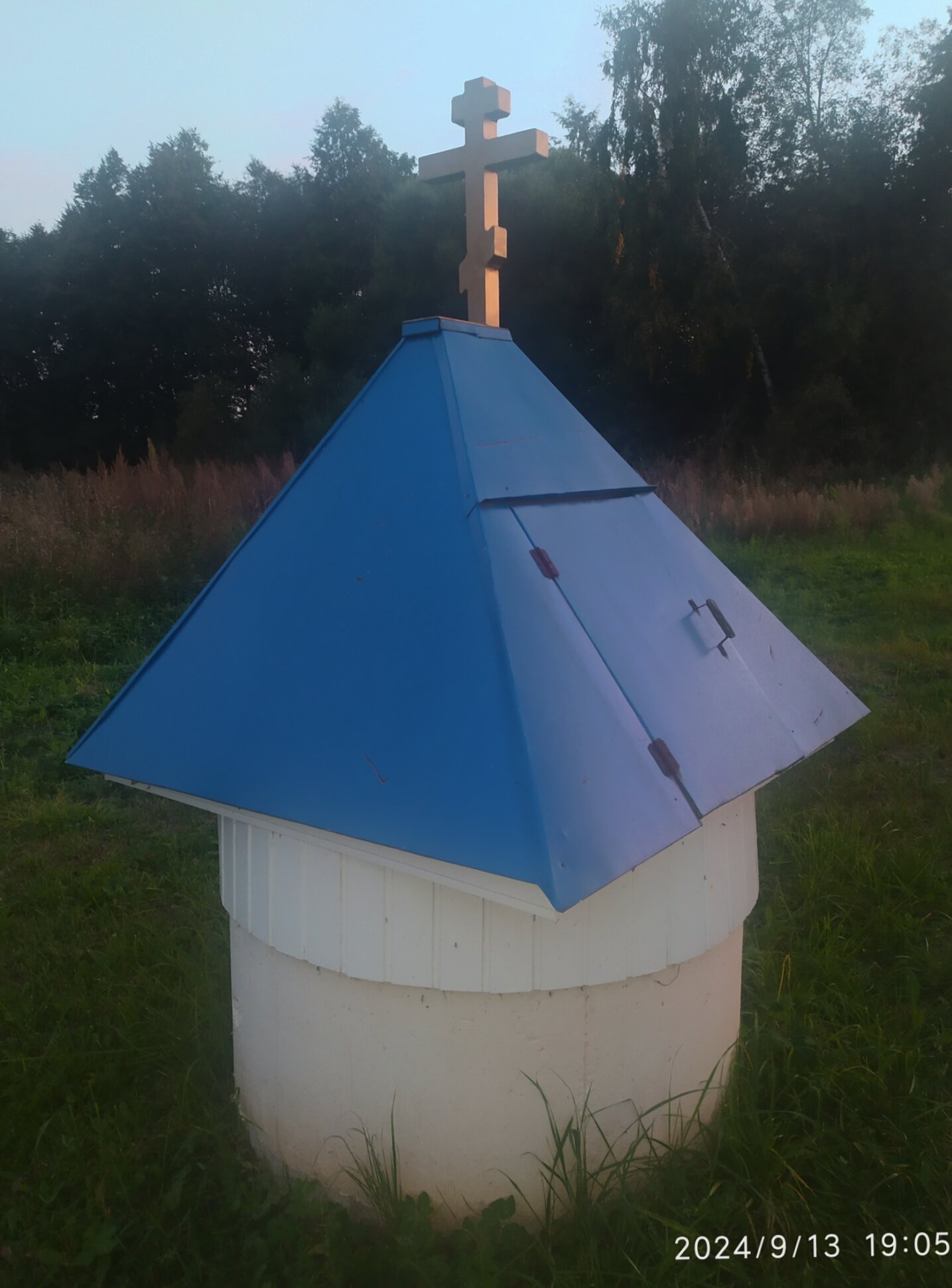 Часовня-колодец Тихвинской иконы Божией Матери в деревне Титовское