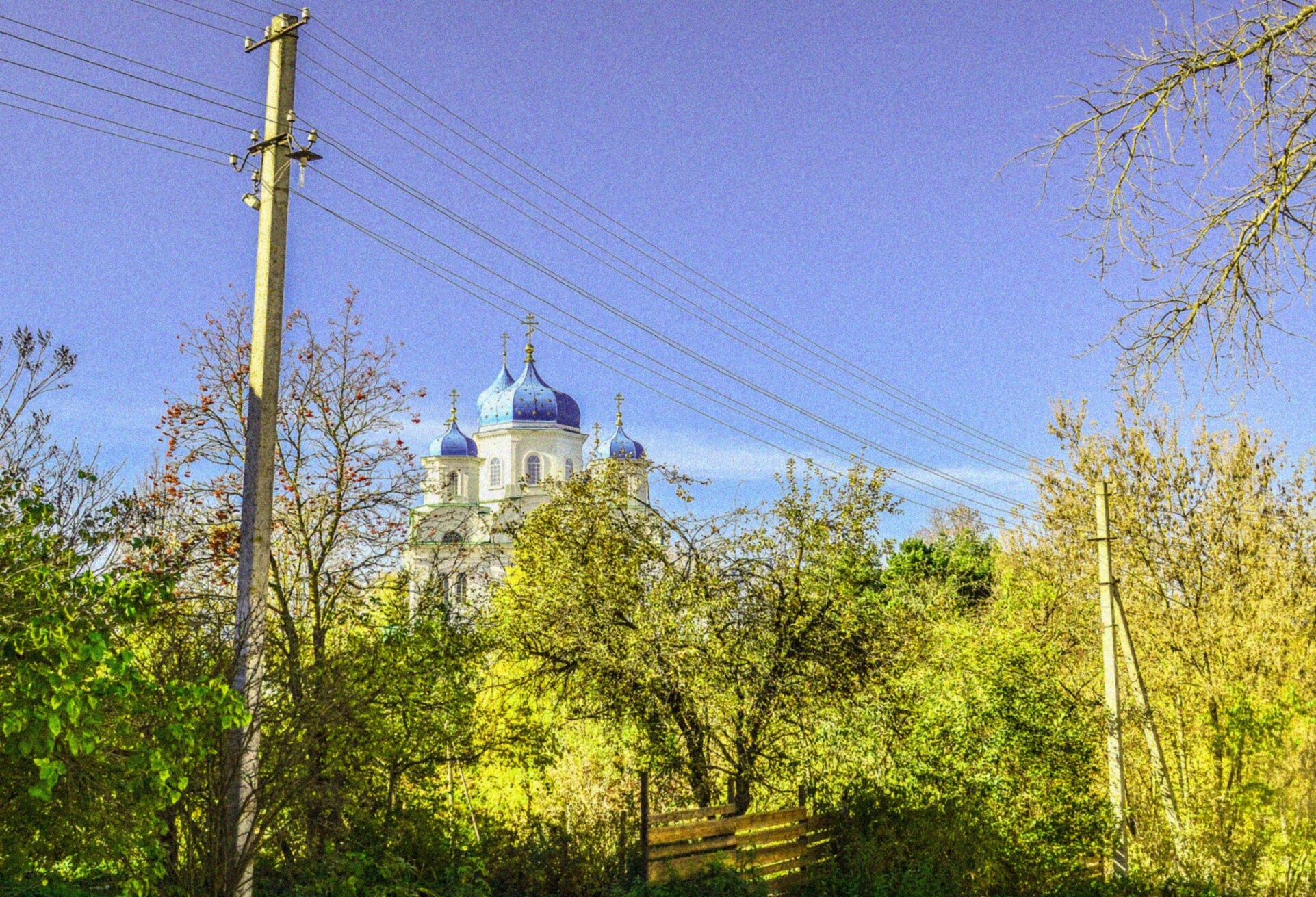Церковь Михаила Архангела в Торжке на осенней фотографии