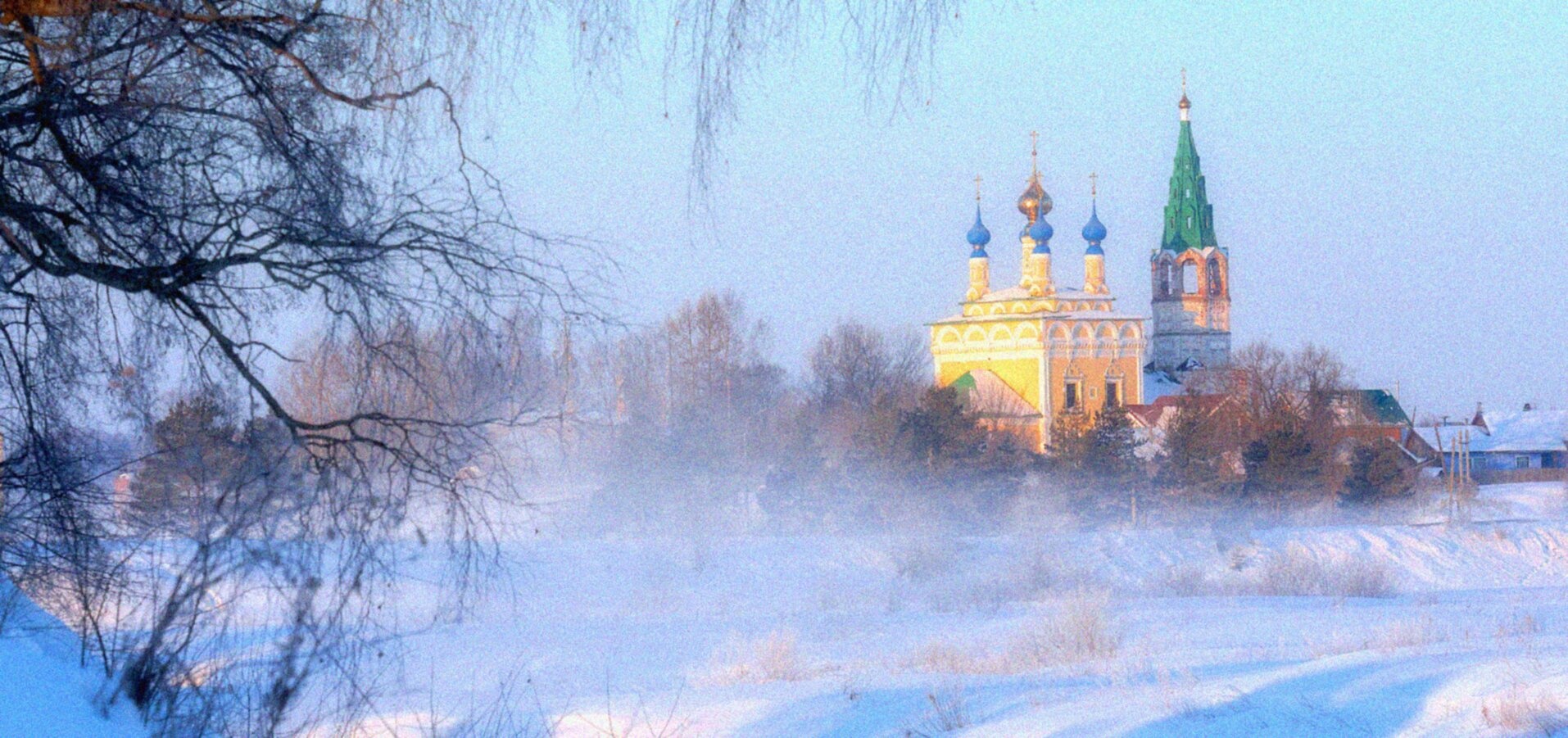 Церковь Рождества Пресвятой Богородицы в Горицах: зимний пейзаж