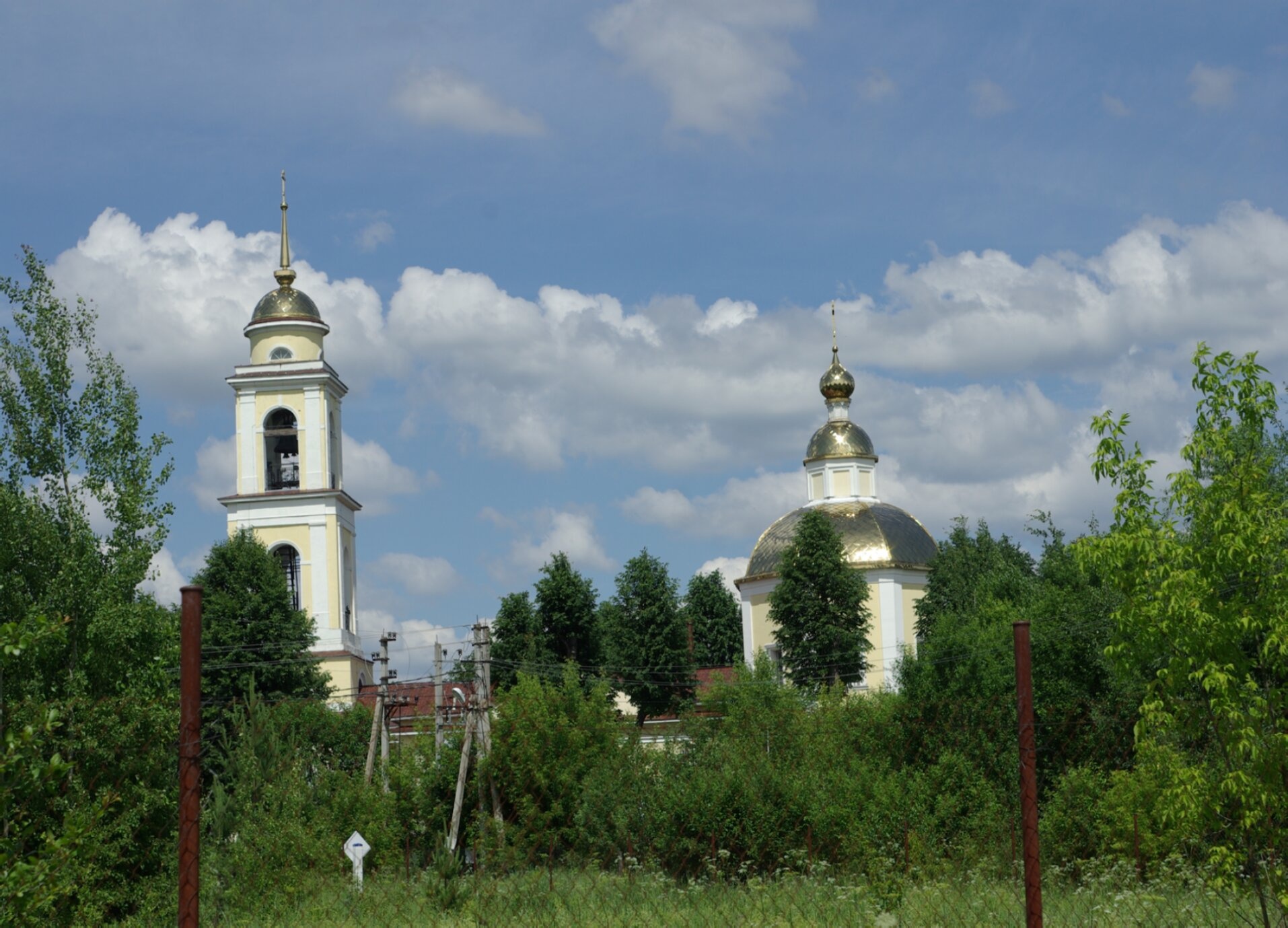 Храм Святых Апостолов Петра и Павла в деревне Лужки