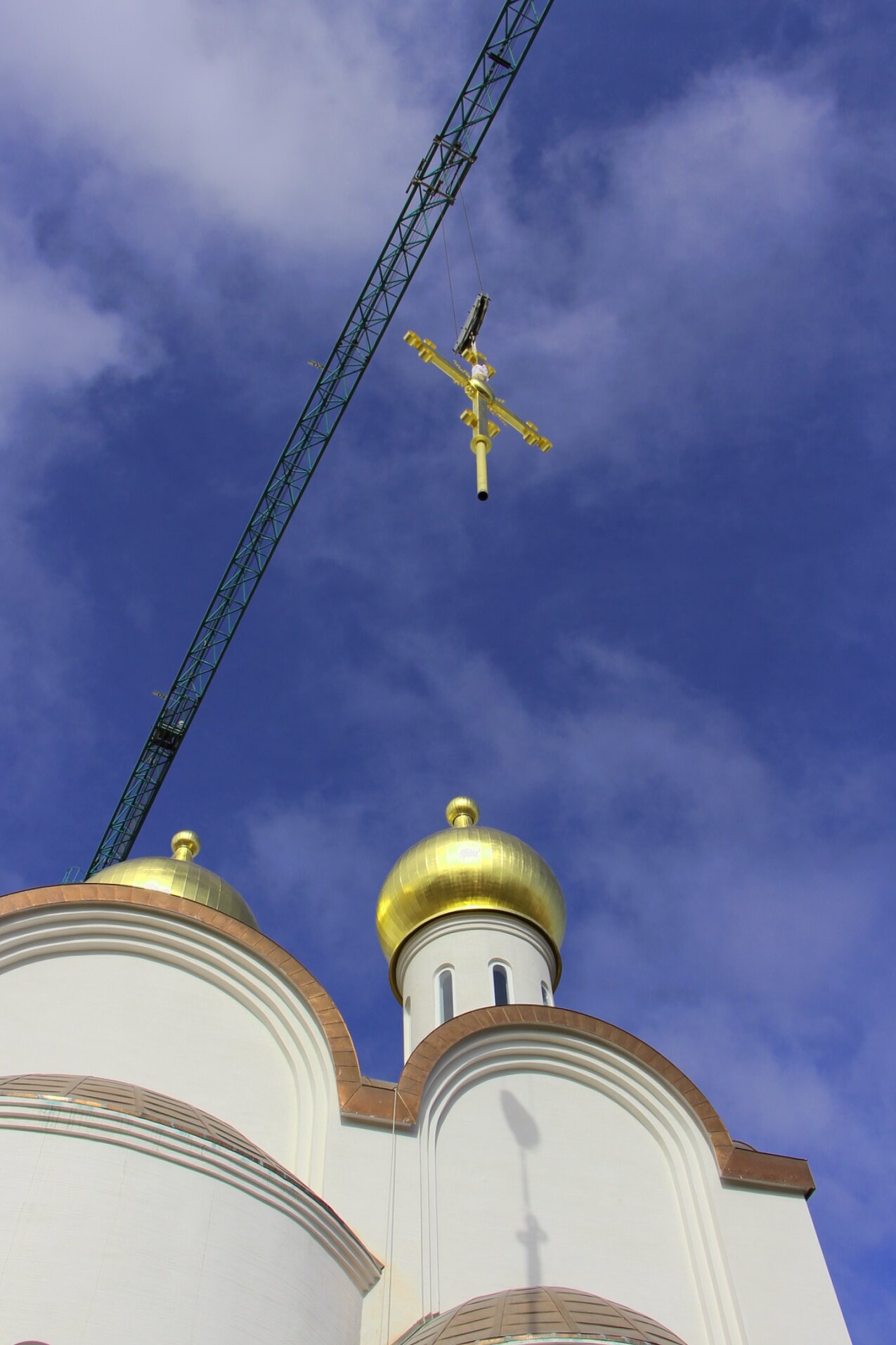 Установка креста на собор святой равноапостольной Марии Магдалины в Мадриде