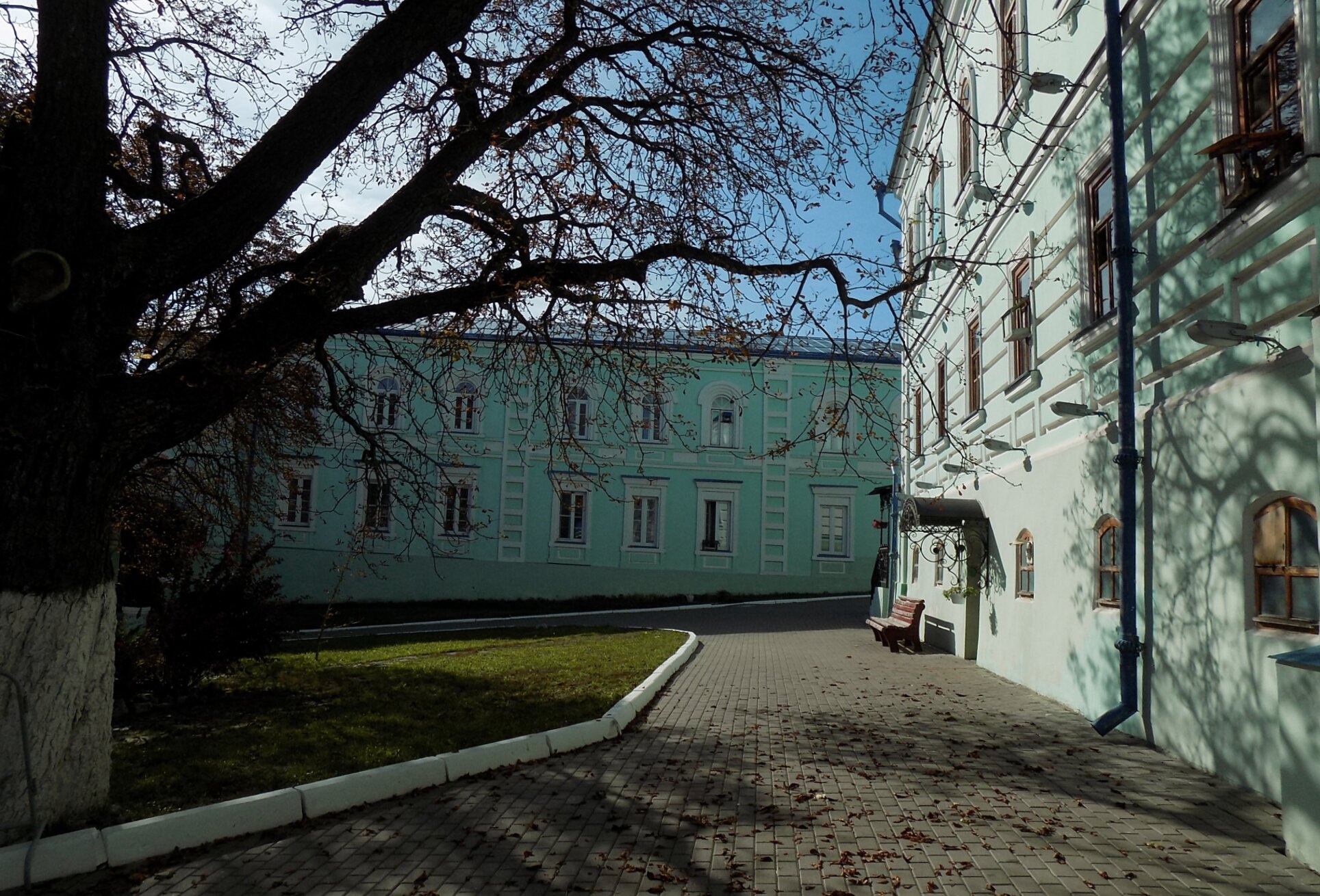 Двор братского корпуса в монастыре Коренная пустынь