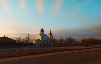 Православный храм в лучах заката