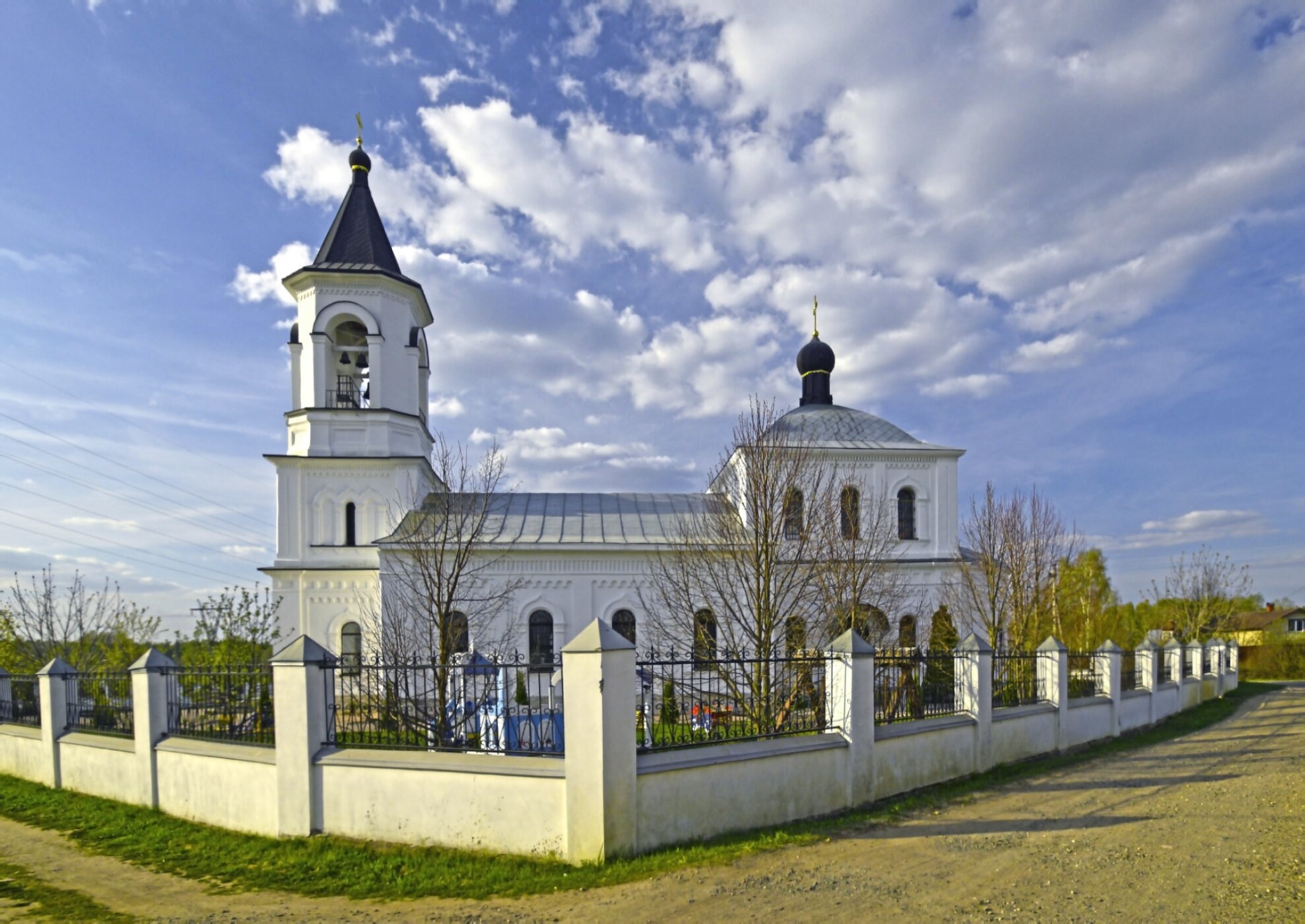 Православный храм из красного кирпича на берегу озера Великое