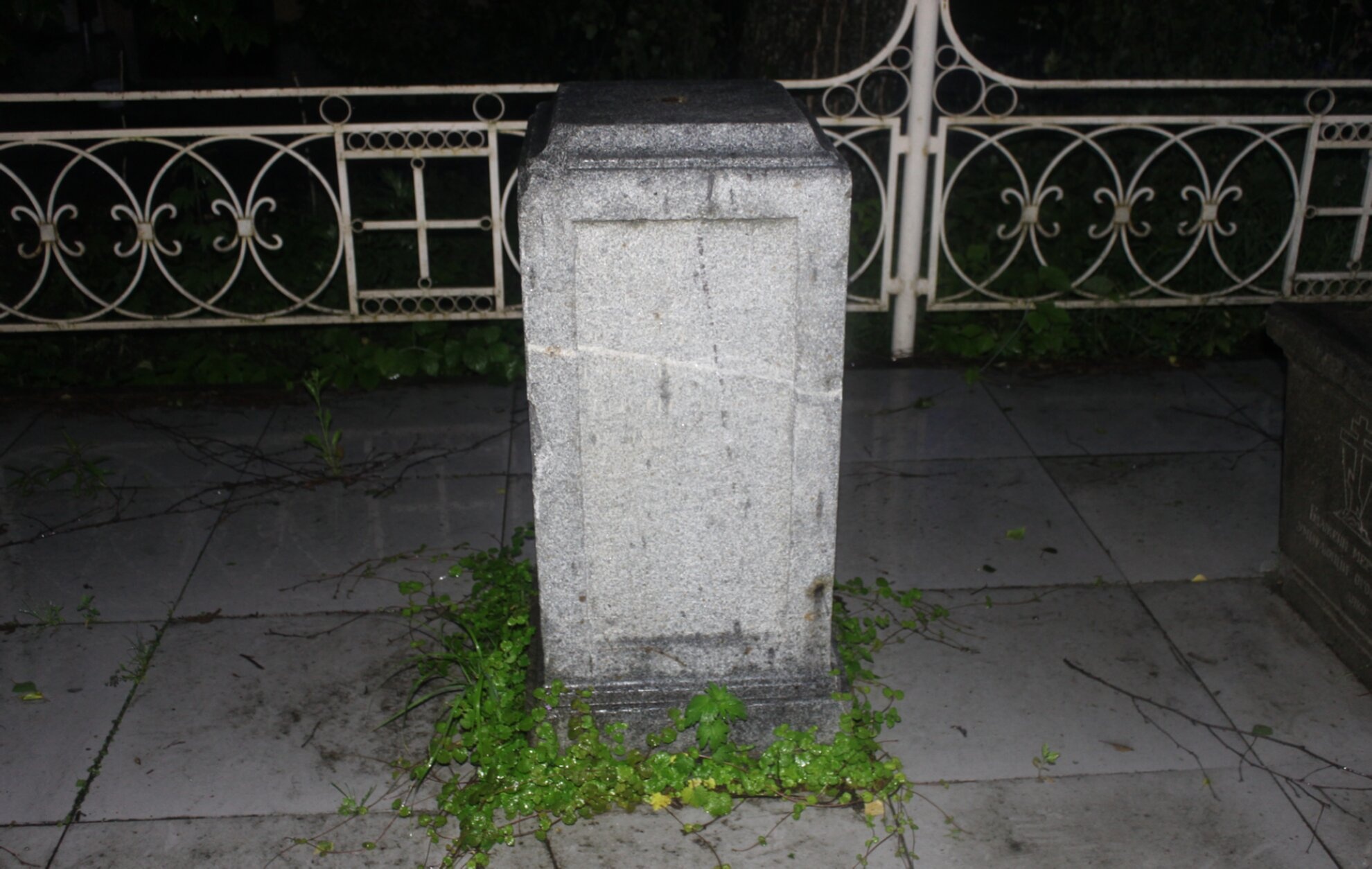 Каменный постамент в Свято-Лаврентьевом монастыре