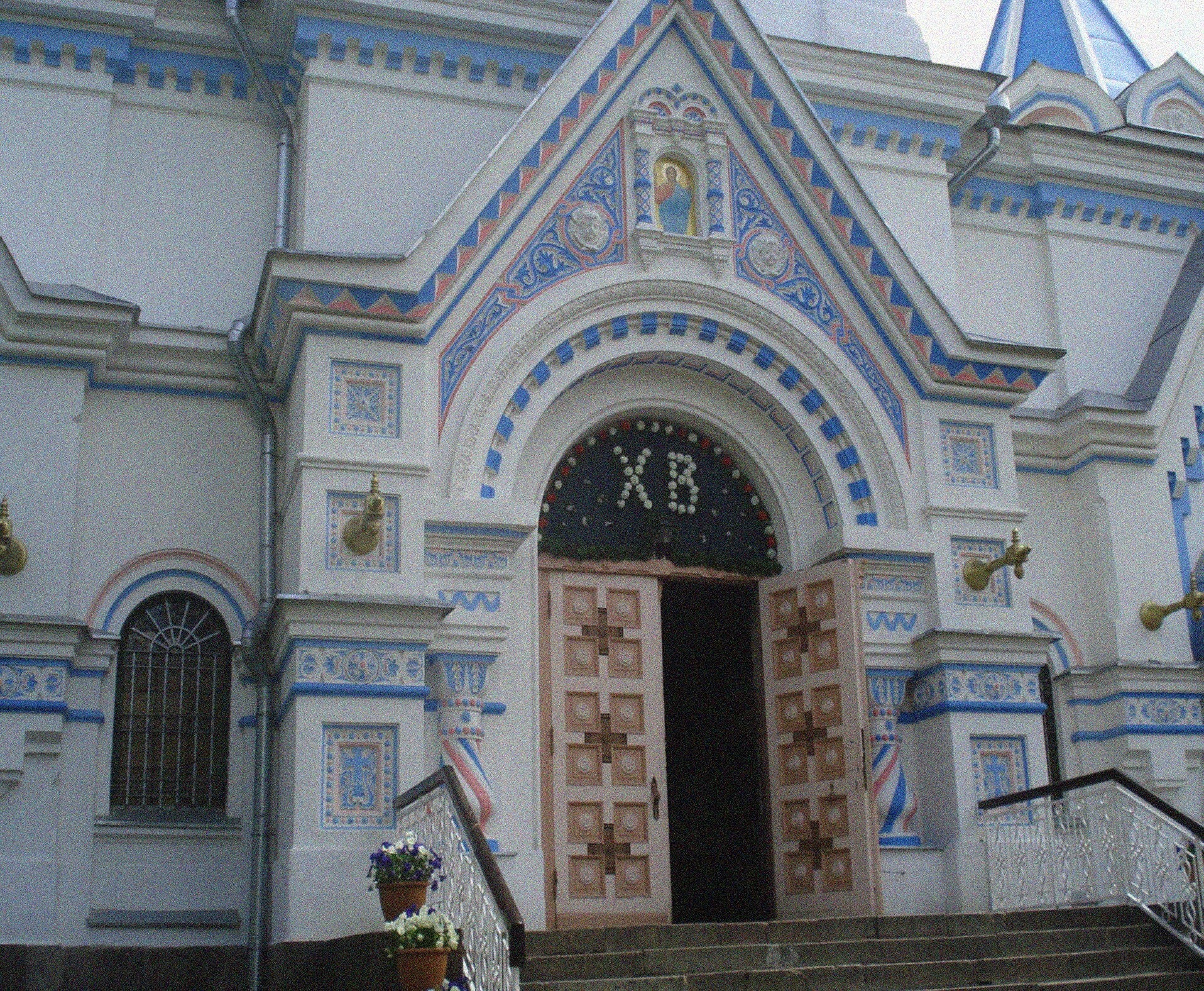 Главный вход в Даугавпилсский кафедральный собор святых благоверных князей Бориса и Глеба