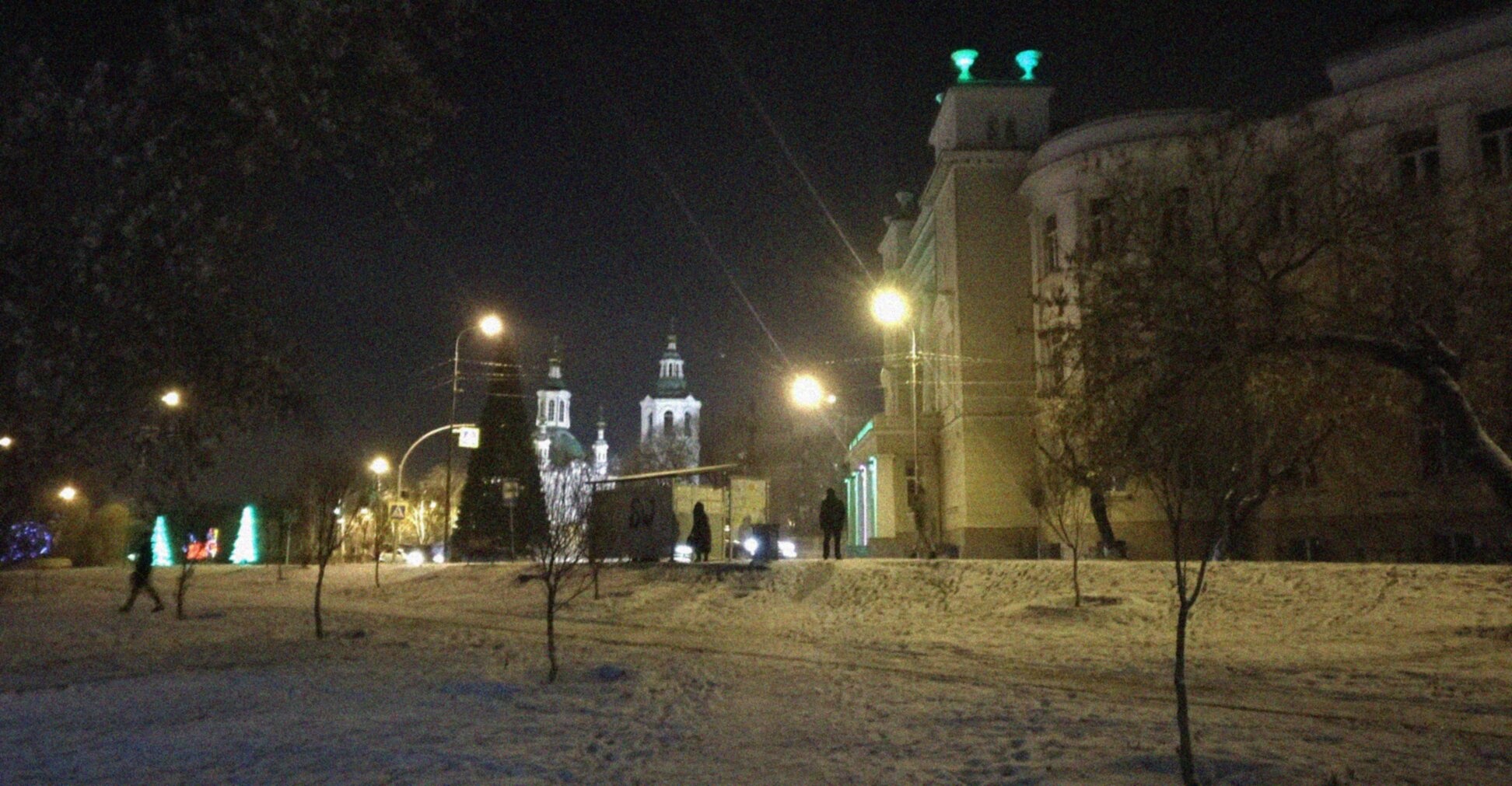 Крестовоздвиженский храм в Тюмени зимней ночью
