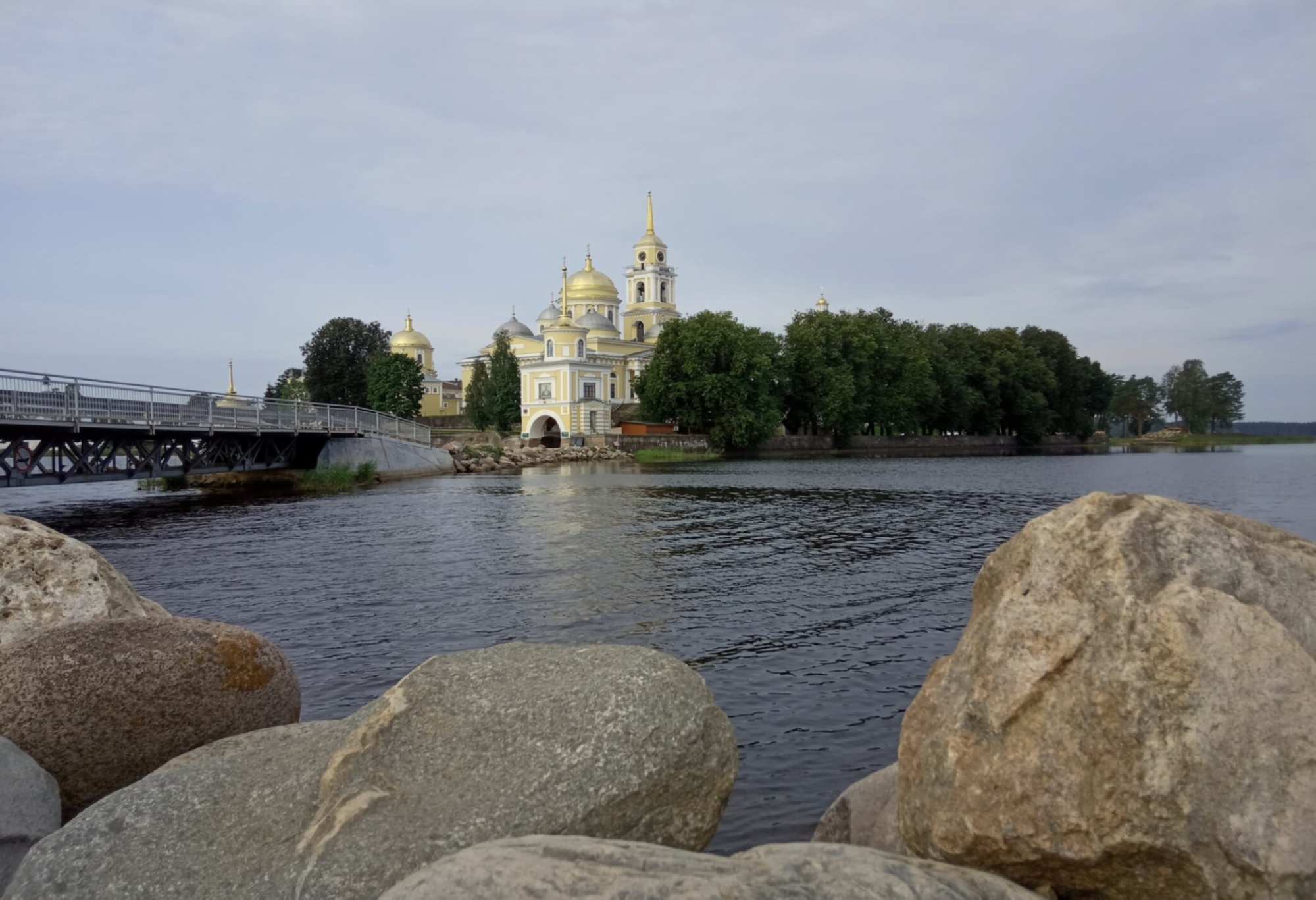 Нило-Столобенская пустынь на озере Селигер: святая обитель в акварели природы