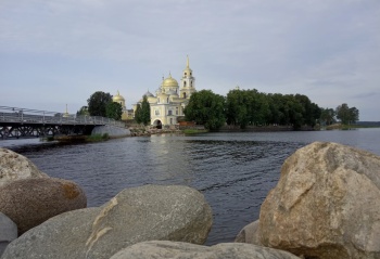 Нило-Столобенская пустынь на озере Селигер: святая обитель в акварели природы