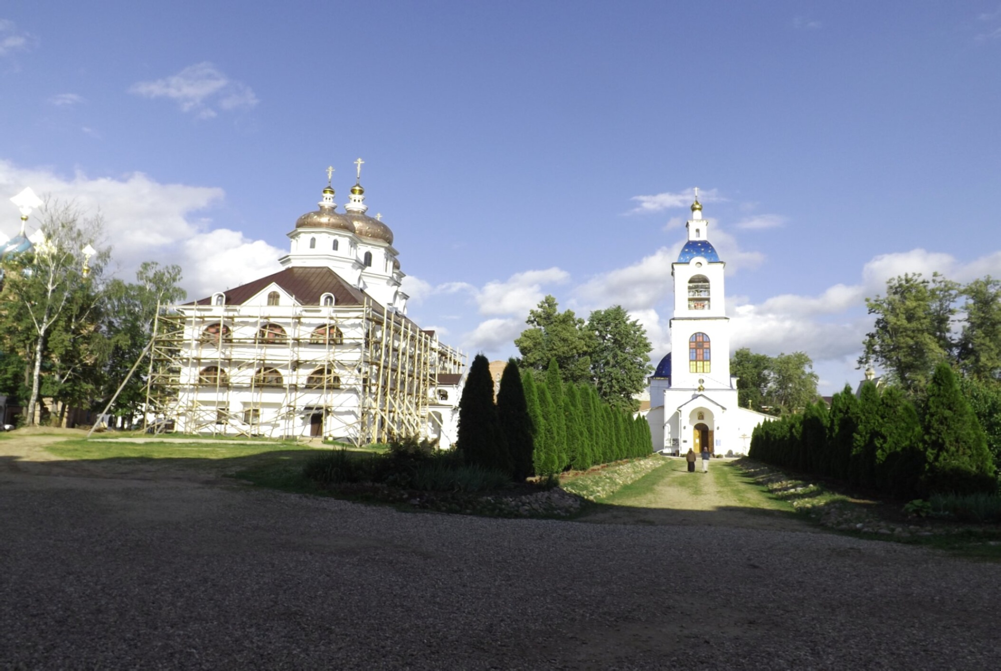 Николо-Сольбинский женский монастырь: вид на храм и колокольню