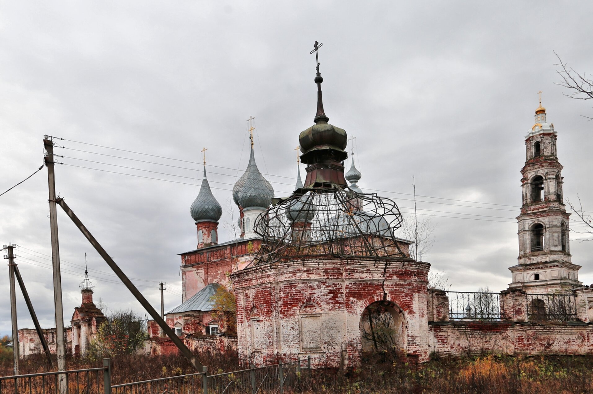Храмовый комплекс в селе Васильевское: Пятницкая и Введенская церкви