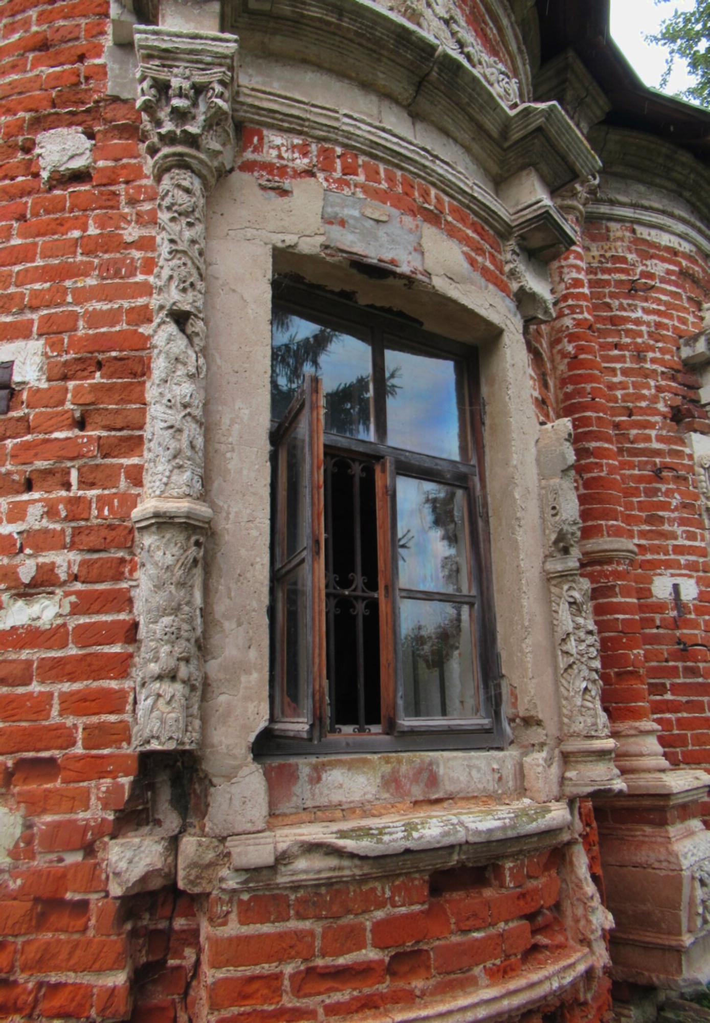 Фрагмент фасада Троицкой церкви в селе Дединово