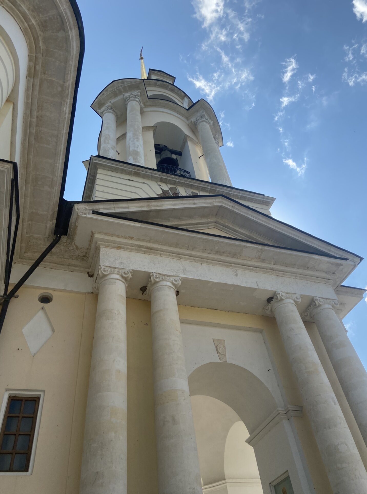 Колокольня Знаменской церкви в селе Комлево