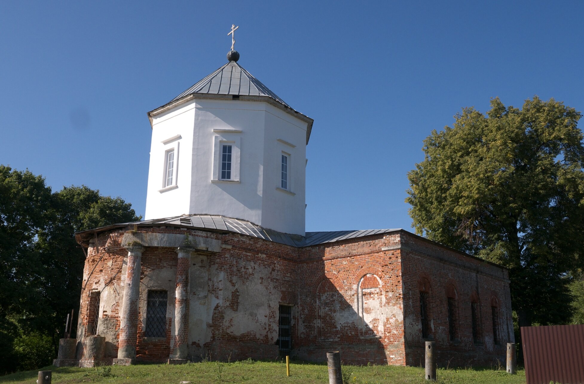 Вознесенская церковь в Перемилово: зимняя фотография