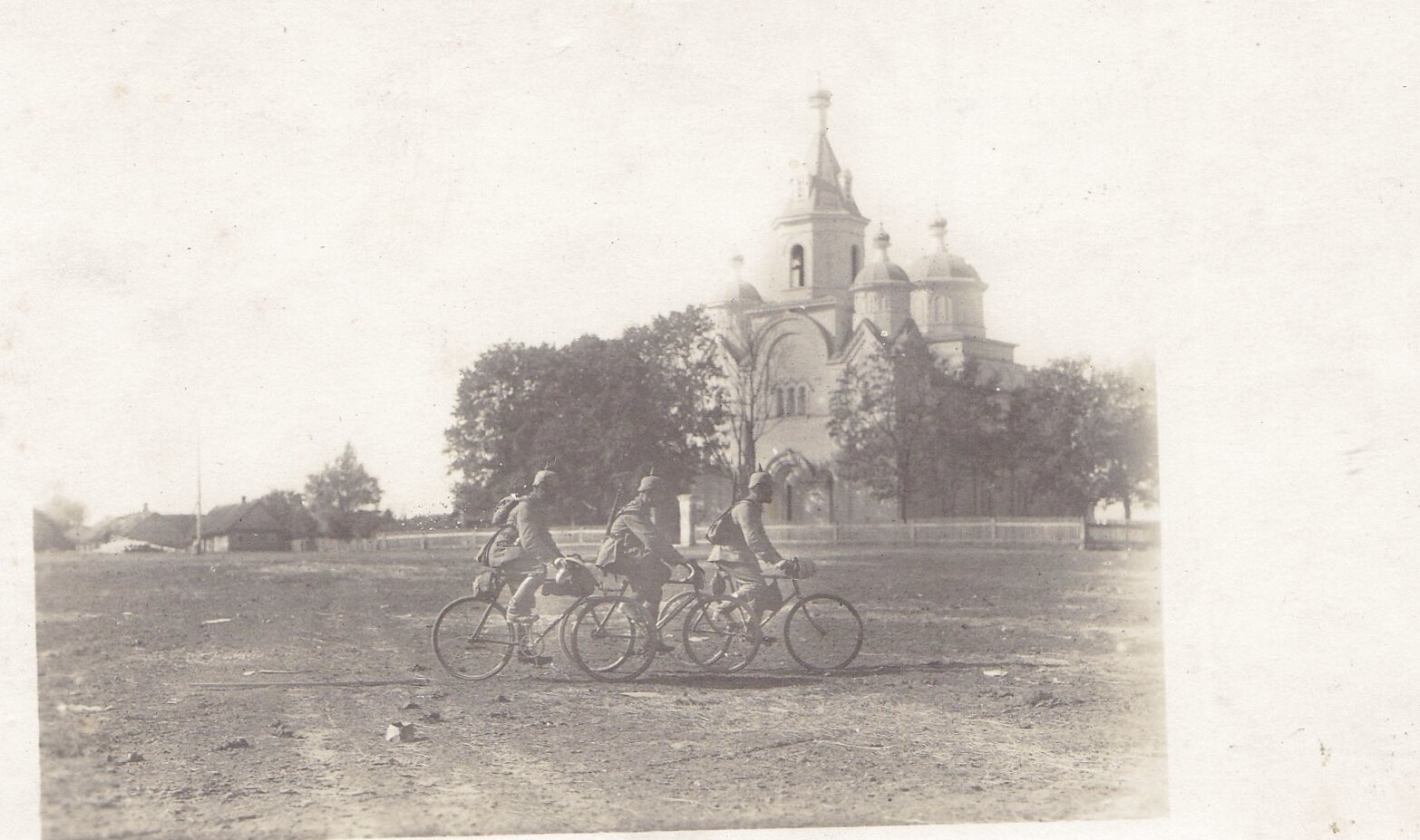 Церковь Покрова Пресвятой Богородицы в Кривошине на исторической фотографии 1915 года