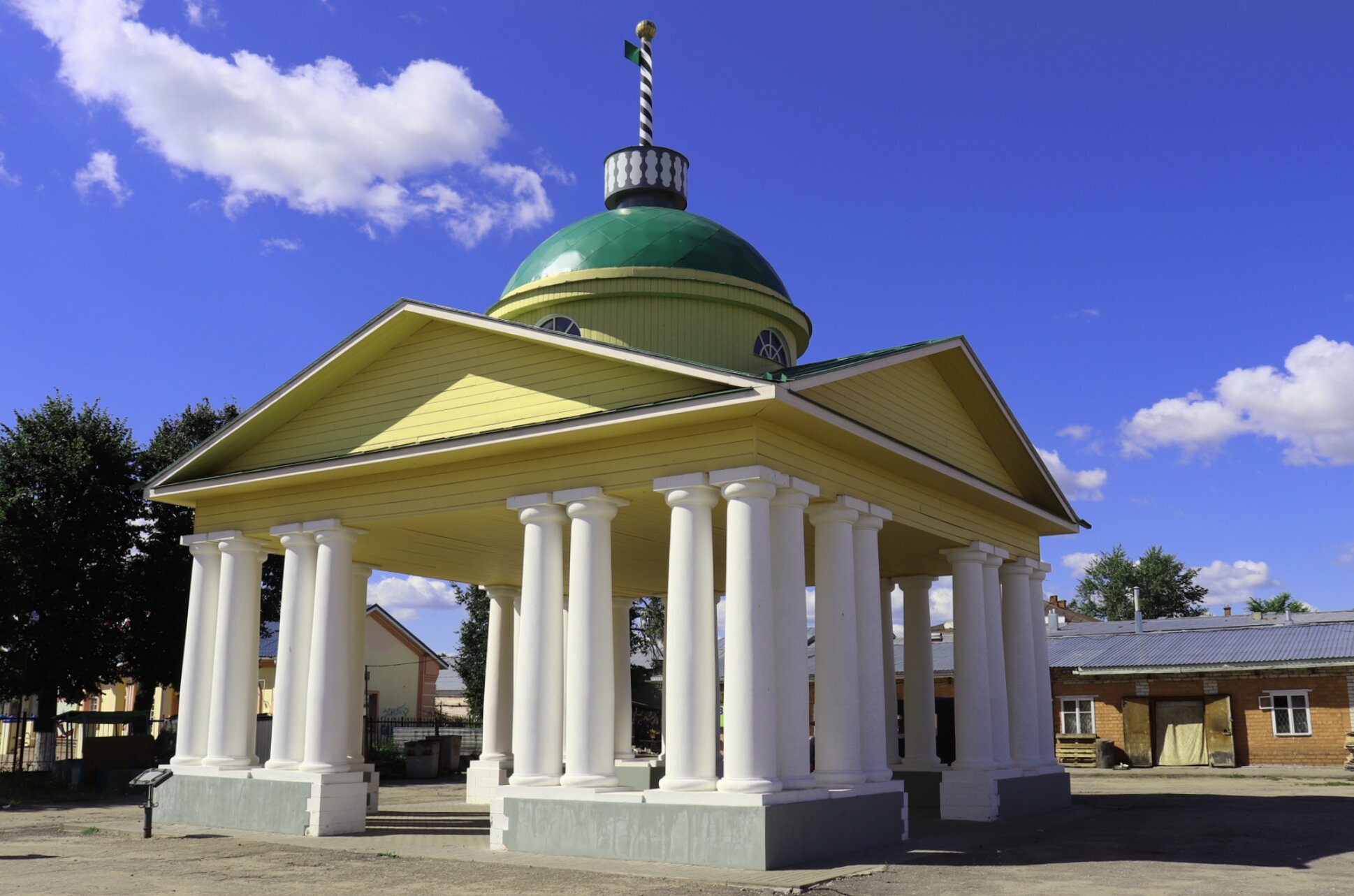 Павильон «Мерные весы» и Церковь Вознесения Господня в Шуе