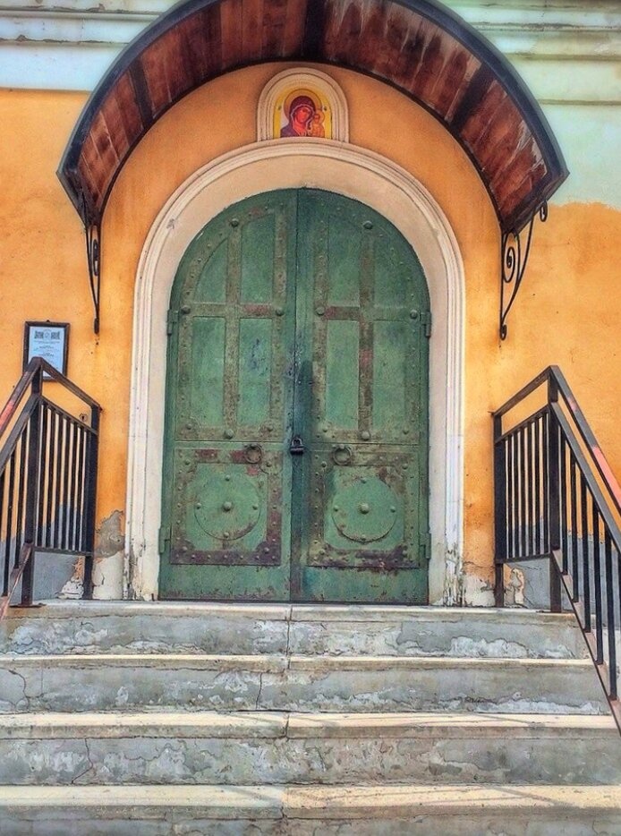 Казанская церковь с парком в Рязани: фотография входа