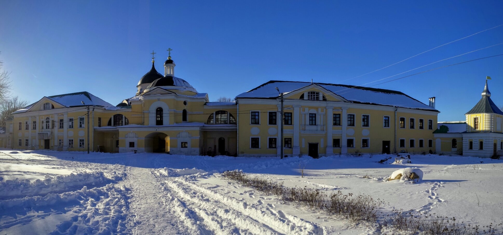 Христорождественский женский монастырь в Твери на зимней фотографии