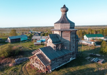 Надвратная колокольня с церковью Святого Духа в Нёноксе