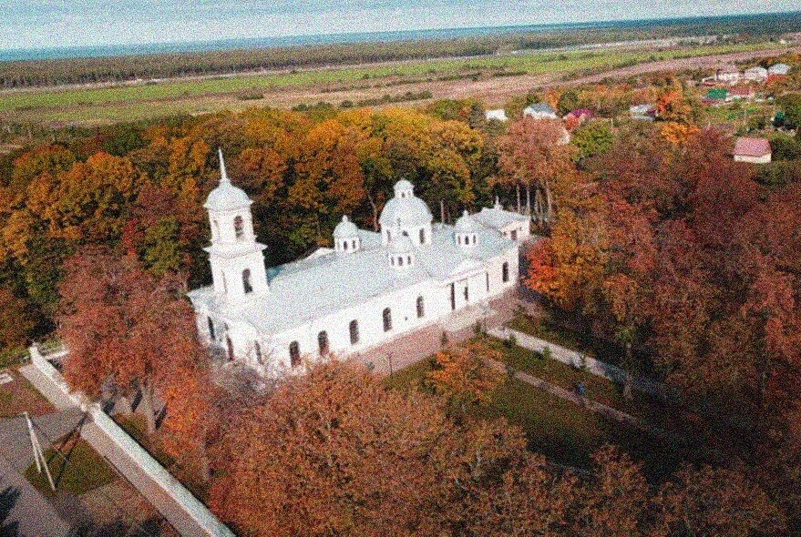 Храм Тихвинской иконы Божией Матери в селе Путилово с высоты птичьего полёта