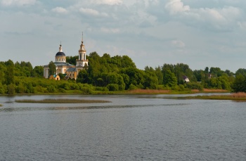 Никольская церковь в селе Белое на берегу Волги