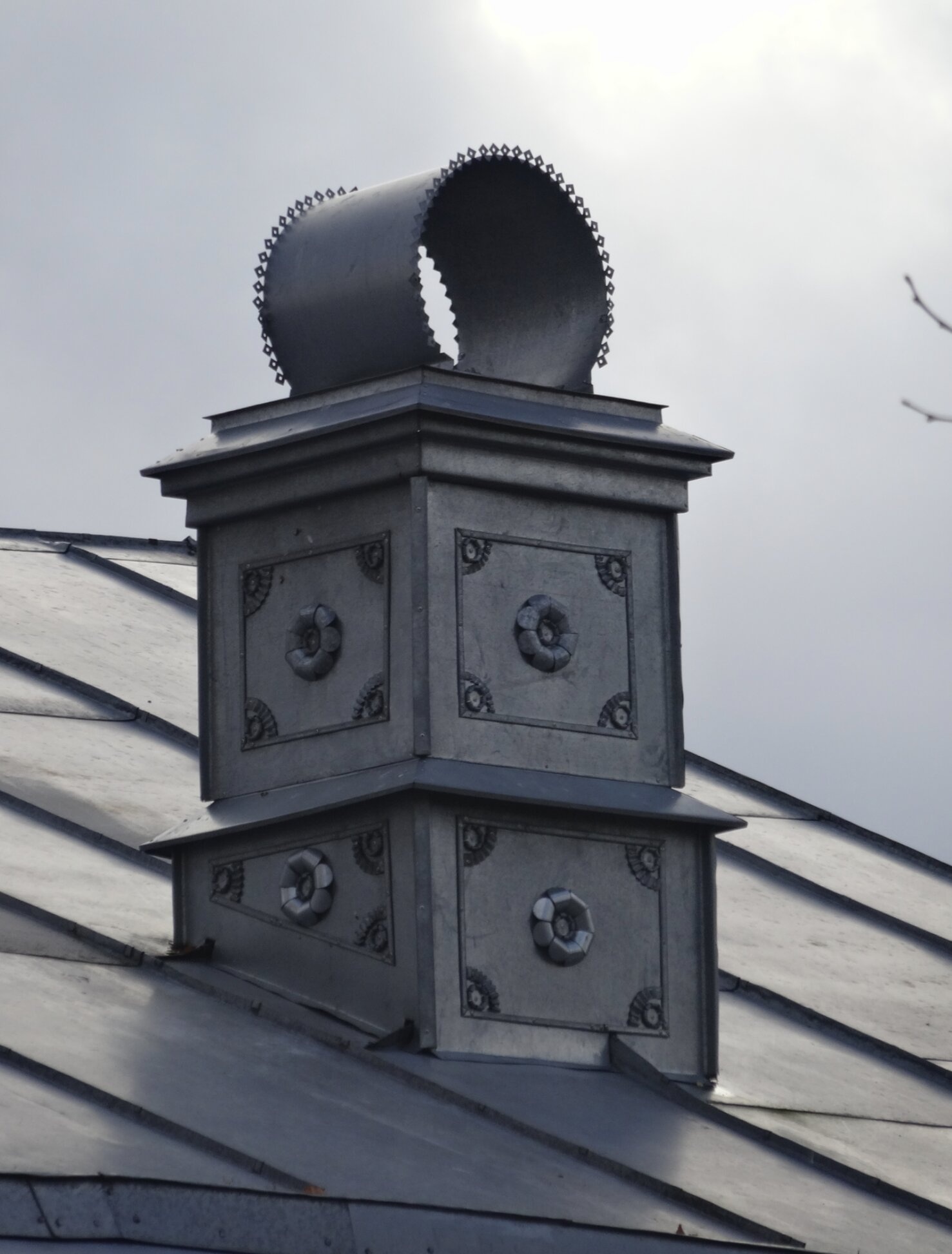 Декоративный водосточный желоб Церкви Воскресения Христова в Ермолино