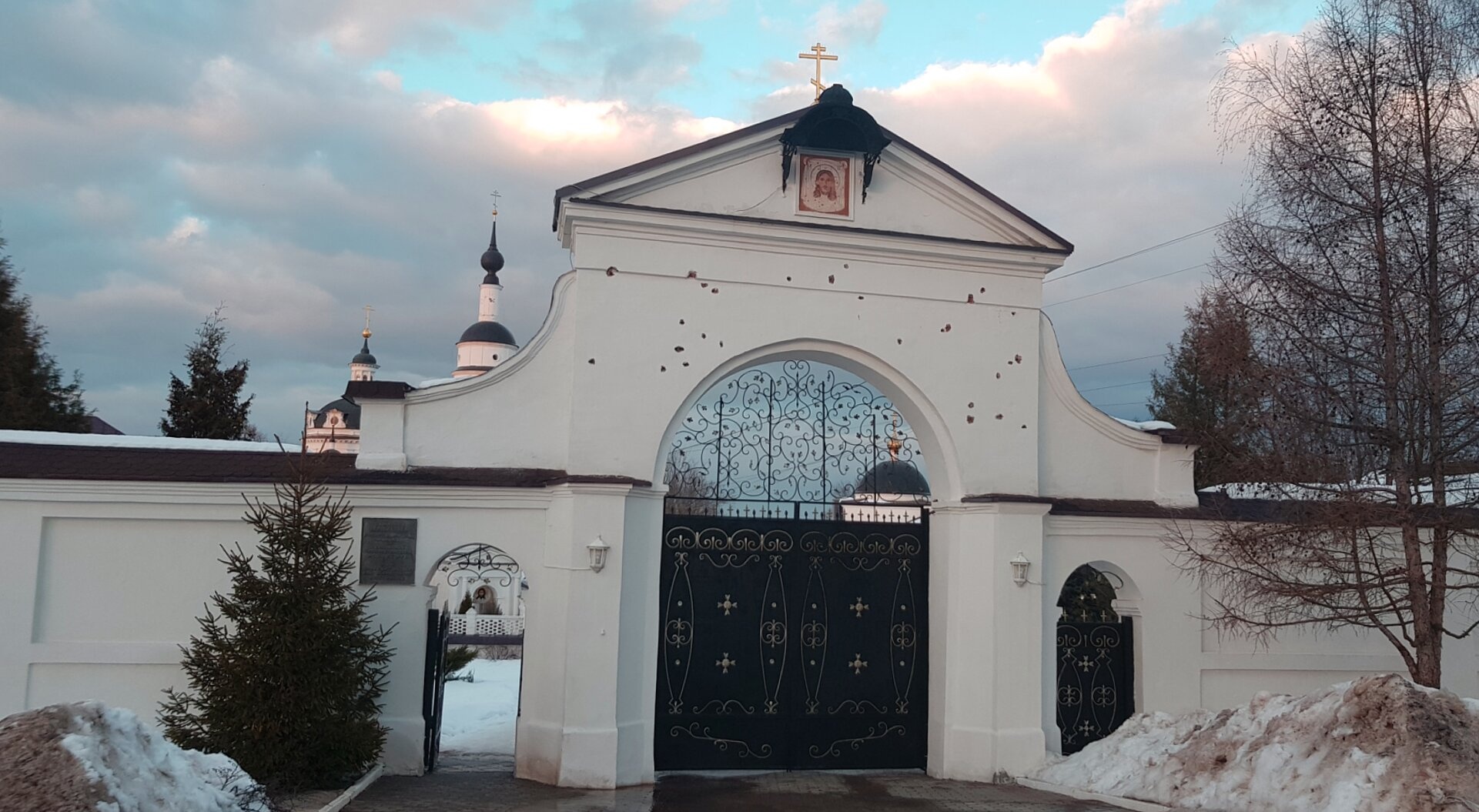 Святые врата Свято-Никольского Черноостровского женского монастыря