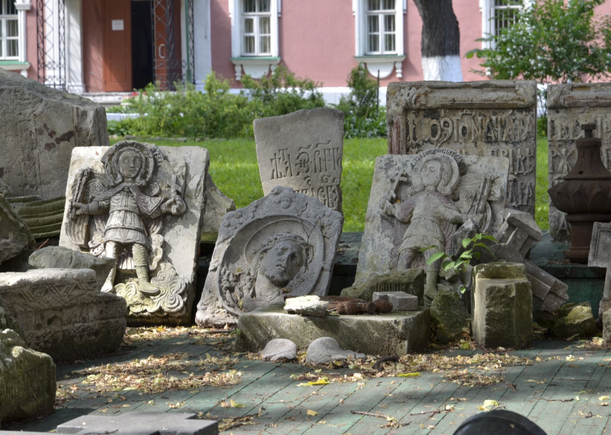 Архитектурные фрагменты и надгробия Донского монастыря