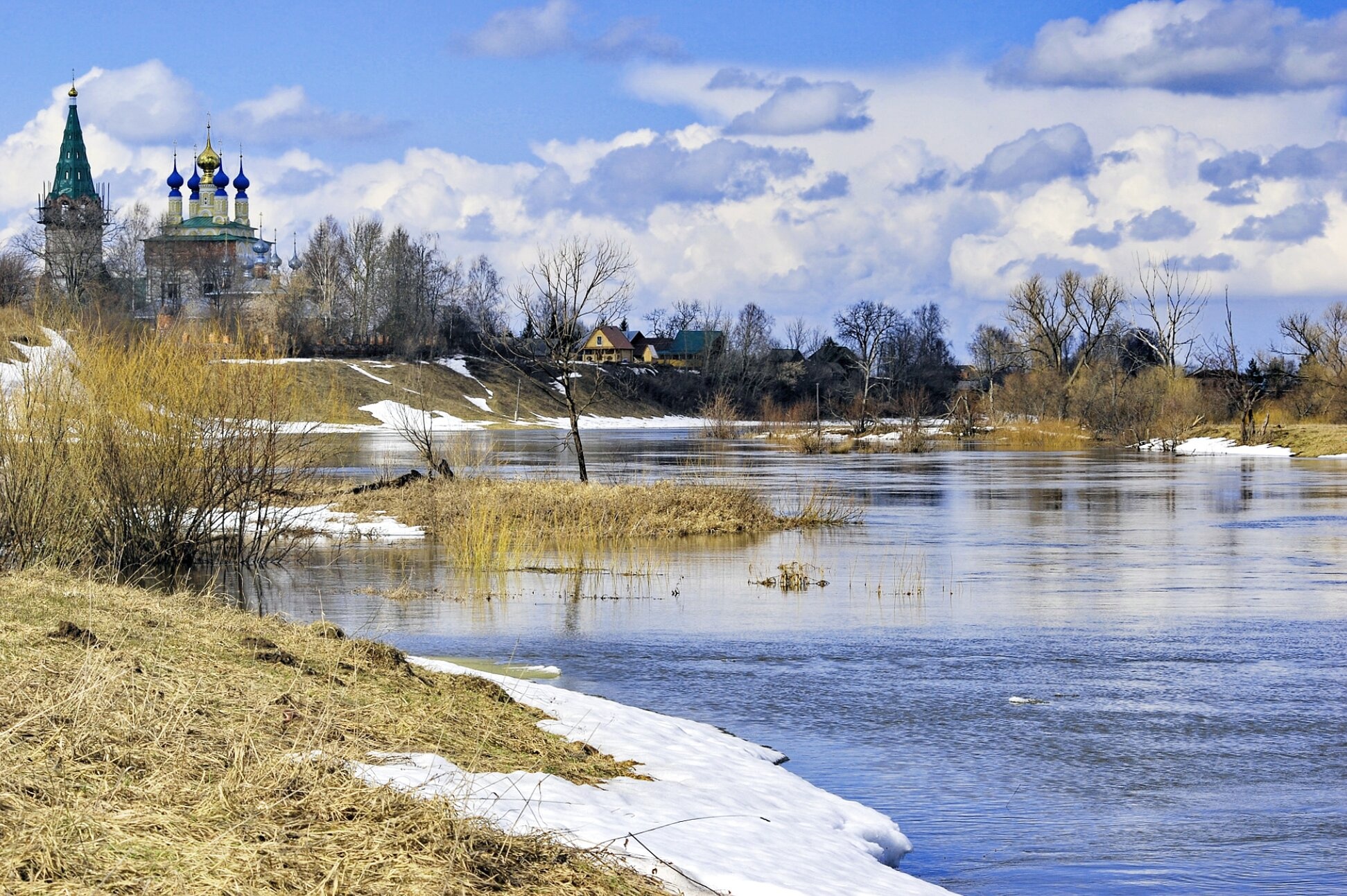 Церковь Рождества Пресвятой Богородицы в Горицах - весенний вид