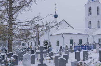 Церковь Святой Троицы в селе Толгоболь зимой