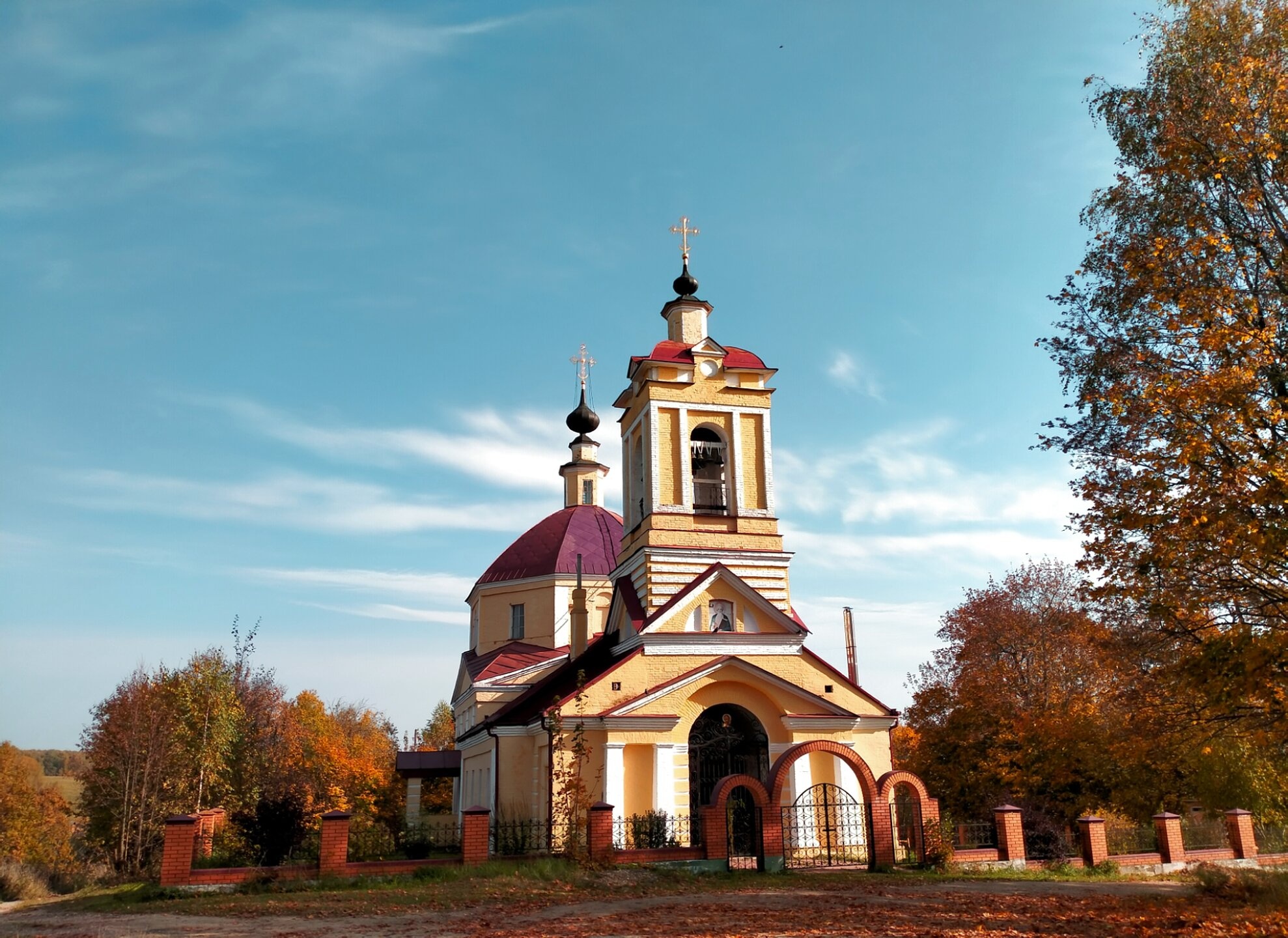 Церковь Иоанна Богослова в селе Слотино: вид с запада